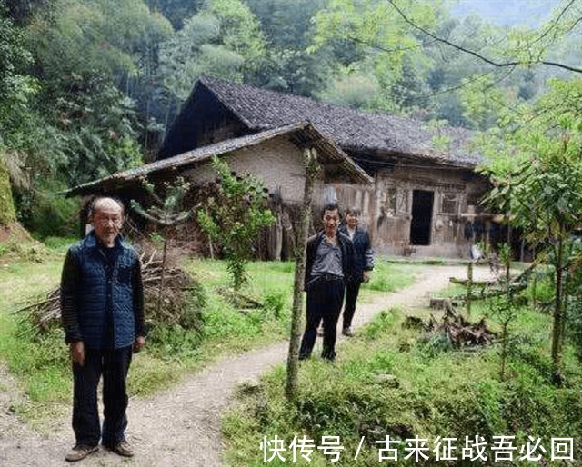 木屋$老农住价值8亿金丝楠木木屋,100万卖给投资商,今搬回乡下盖新房