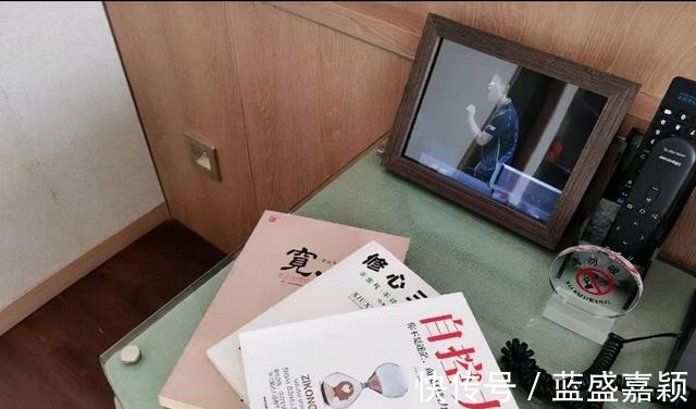 隔离|孙颖莎隔离房间曝光,王楠用心良苦!赠送三本书助力莎莎突破心魔!