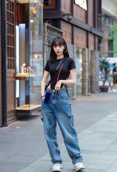 牛仔裤的魅力到底有多大？看看小姐姐们的这些搭配，率性又洒脱