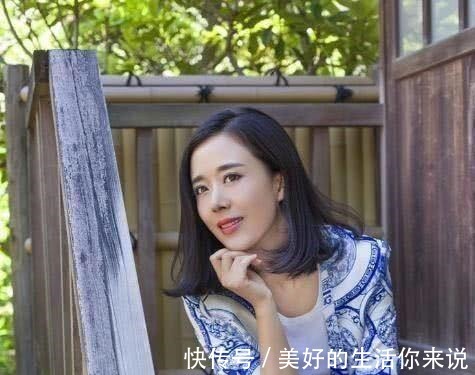 卷发 40岁+的女士换发型,与其装嫩,不如让人看到随意打扮的精致感!