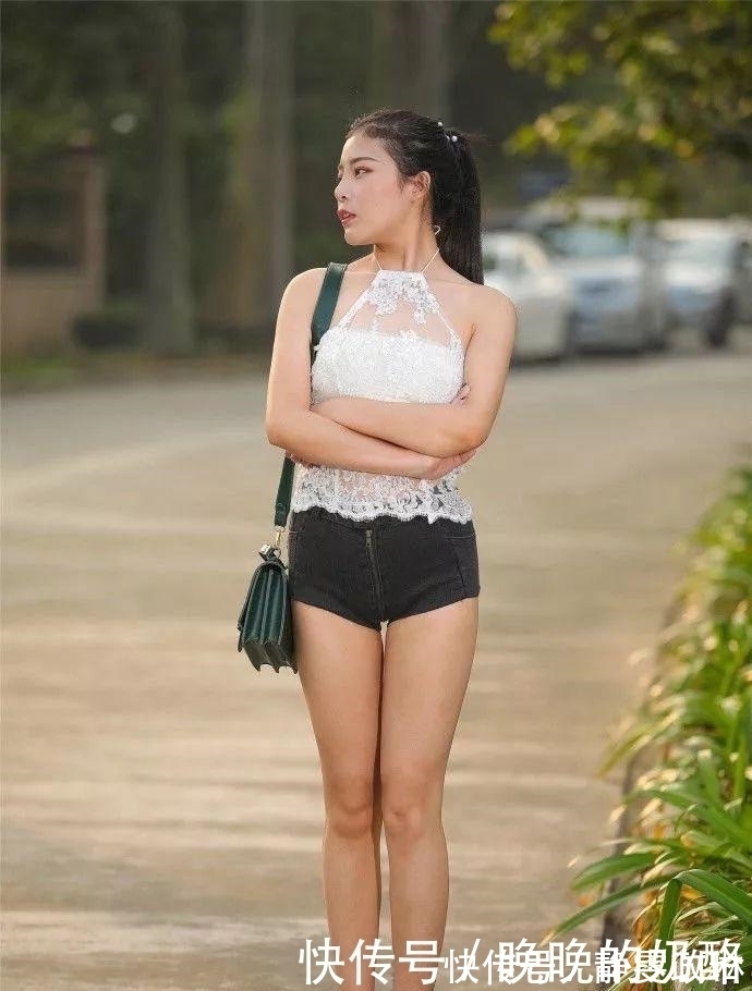 街拍|街拍:美女白色T恤搭配黑色裤,简单的黑白配立马提升了时尚感