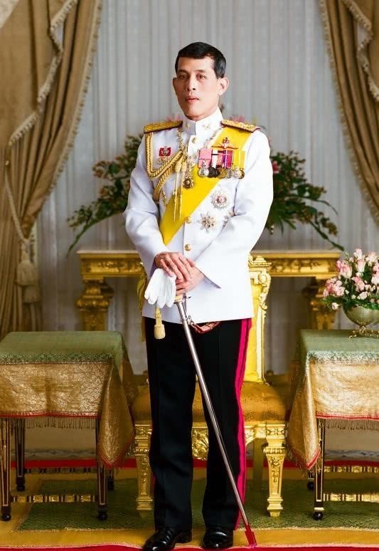 惊艳|泰王后宫妃子们首次曝光！陪同国王骑车好惊艳，难怪国王无法自拔