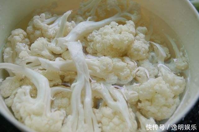 炒花菜,光焯水可不够,少了“这1步”,花菜炒不入味,像注水了