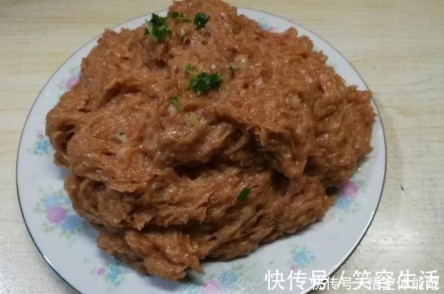 水分|调饺子馅用盐的窍门，正确使用，饺子馅才能鲜香美味没有汤汁
