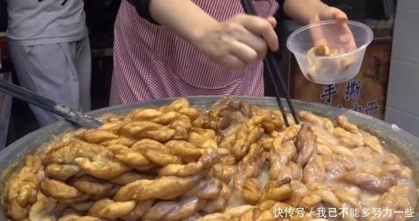 洗衣盆|大叔用“洗衣盆”卖早餐4元1碗,每天5盆不够卖,外地人却咽不下