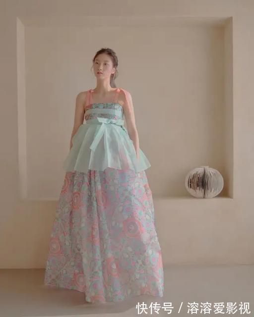 礼服|赌王四太风格大变,穿改良版韩式礼服胖一圈,搭配超短发造型翻车