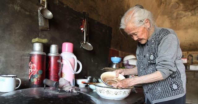 啃老族|啃老又出现“新花样”，老人有苦说不出，年轻子女却不以为然
