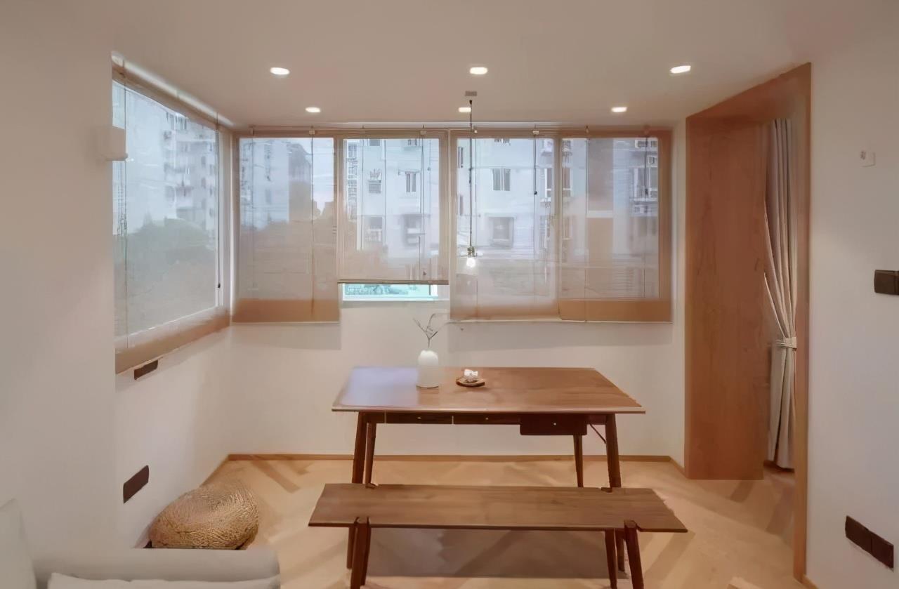 收纳|50㎡原木风一居，电视墙改书墙，阳光餐厅兼书房，收纳颜值太棒了