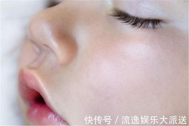 枕头|照顾新生儿,有八件事不能做,别因“无知”伤害宝宝健康