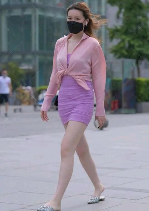 少女心 小姐姐少女心十足,穿浅紫色包臀裙甜美可爱,时尚又减龄