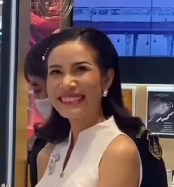 俏丽|诗尼娜贵妃又换新造型,俏丽可爱,却像民国时期的姨太太