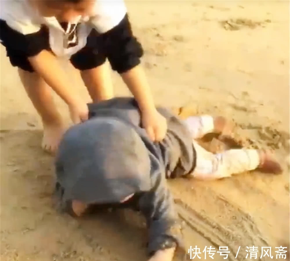 沙滩|奇闻:姐弟三人在沙滩上玩耍,接下来的画面,让人笑喷