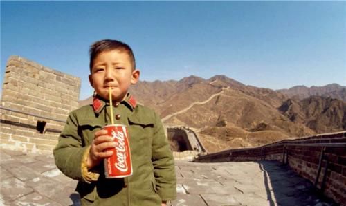  他因一张站长城喝可乐的照片火遍世界，41年过去，如今近况如何？