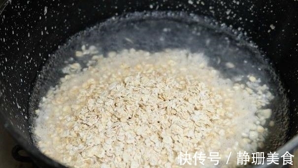 牛奶|5分钟熬一碗早餐粥，坚果燕麦加牛奶，润肠排毒很给力