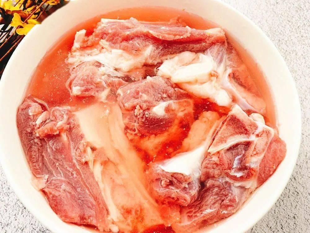 骨头汤别直接下锅,牢记3个技巧,炖出的汤奶白香浓,还吃不腻!