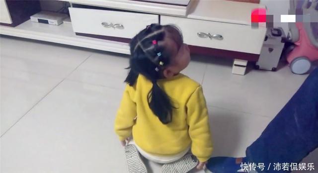 爸爸|小情人死活不吃饭,爸爸怒拎“扫帚”冲进屋,随后画风让人笑喷