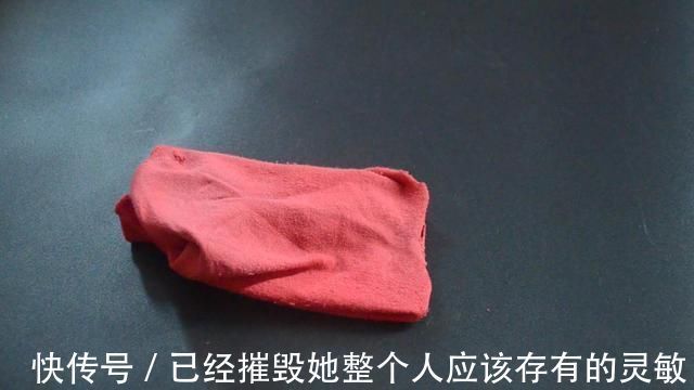 缝纫|穿破的袜子不要扔,简单剪一刀,旧袜子变得和新的一样,太实用了