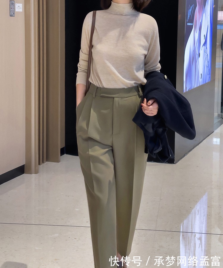 搭配 今年有种火叫杏色穿搭,毛绒外套搭配灰色长裤,高级时髦又显白