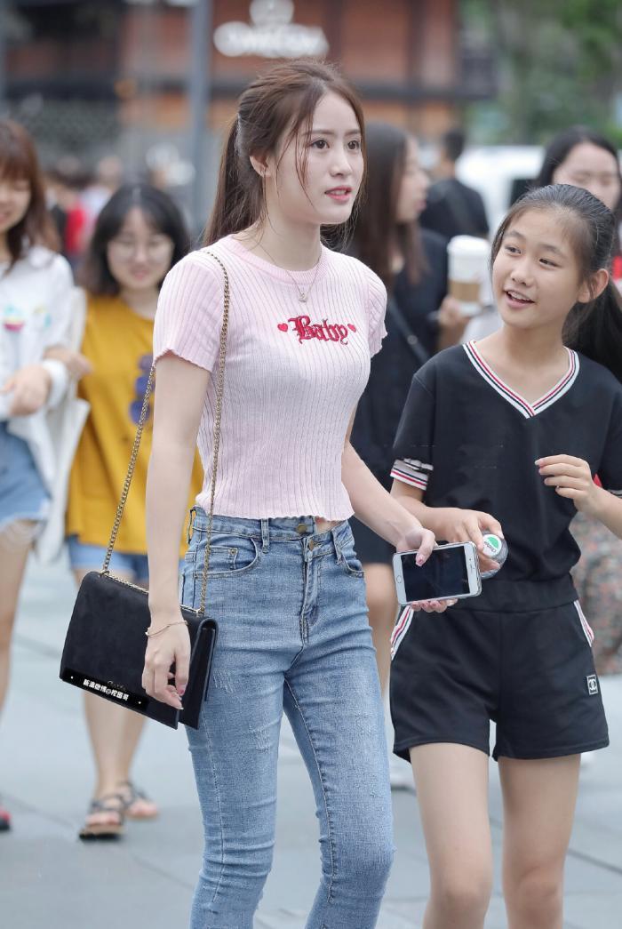  修身|美女街拍：粉色的修身针织短款T恤，达到修饰曲线的效果，增添了一丝俏皮感