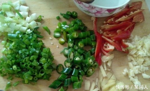 炒豆腐时,不要直接下油锅,多做这一步,香酥嫩滑,吃着比肉香!