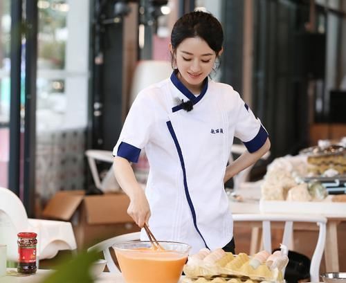 劳模|赵丽颖变中餐厅劳模,切了一下午肉,看见她拿刀的手吓了一跳