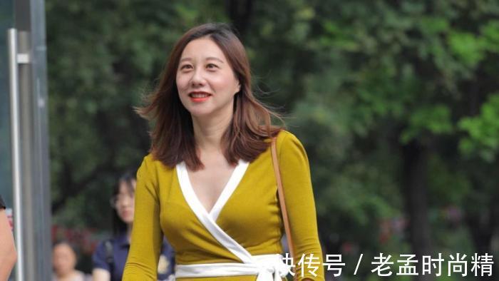 套裙 阿姨的一身套裙,风格由熟女变成少女,感觉套裙有点短了