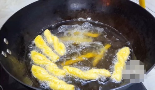 麻花|1个南瓜，2个鸡蛋，不用一滴水，做法比麻花简单，比南瓜饼都好吃