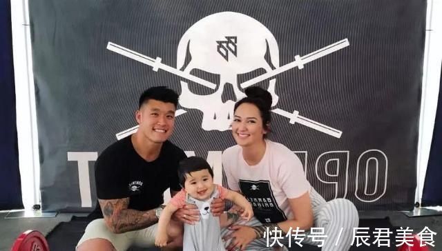 健身房|父母痴迷健身,孩子一岁腹肌线条明显,这怕是成年人都比不了吧