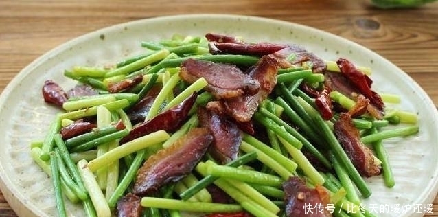 炒蒜苔怎么做才入味？教您一招小技巧，蒜苔又脆又入味，下饭香