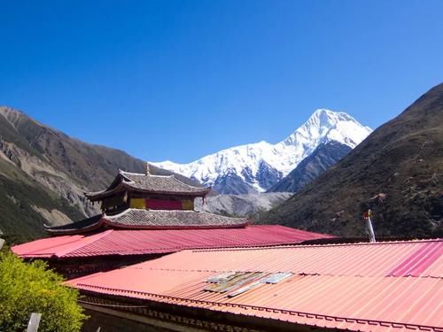 油菜花|如何以最近的距离与贡嘎雪山相遇？