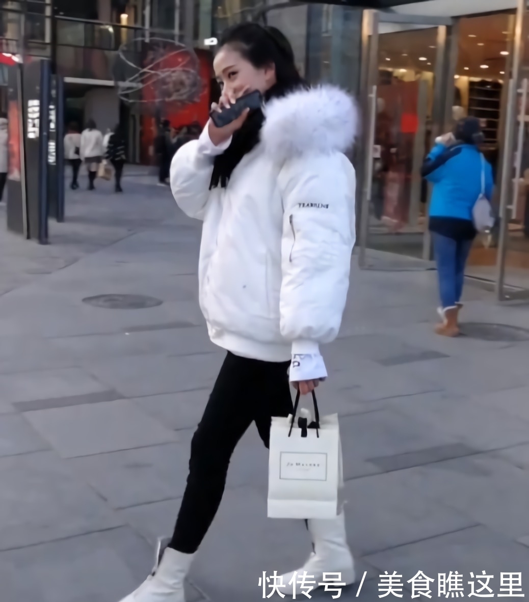 鞋子|美女的“煤球腿”绝了,鞋子要整成“树杈”才能穿,却贼显腿长!