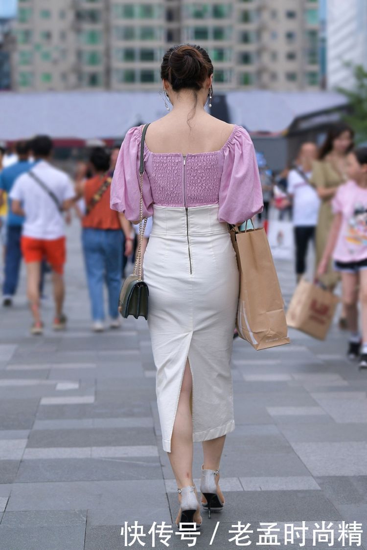 一字|美女穿着一双亮片银色的一字带高跟鞋,大方得体又靓丽
