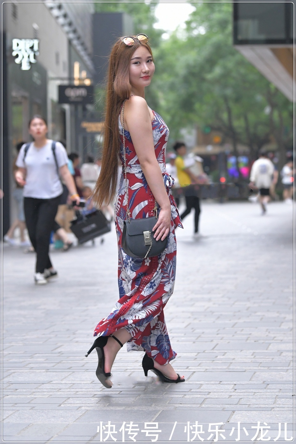 花纹收腰吊带裙,搭配披肩的秀发,彰显出与众不同的美