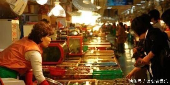 两块钱|这个地方的海鲜堆积成山,最便宜一斤卖两块钱,你知道是哪里吗