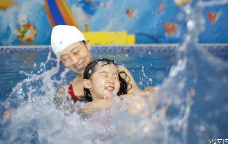 游泳需注意|孩子游泳呛水了如何处理,用手按在肚子提到腰部,直到把水吐出来