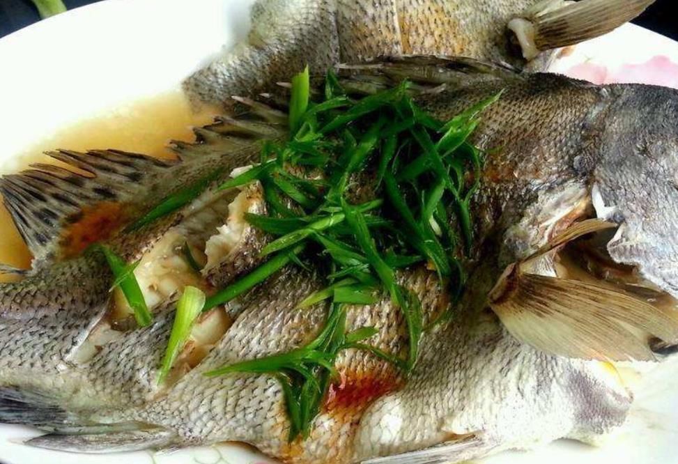 不鲜|清蒸鱼好吃有诀窍,大部分人都没注意,难怪鱼肉不鲜不嫩还腥味重
