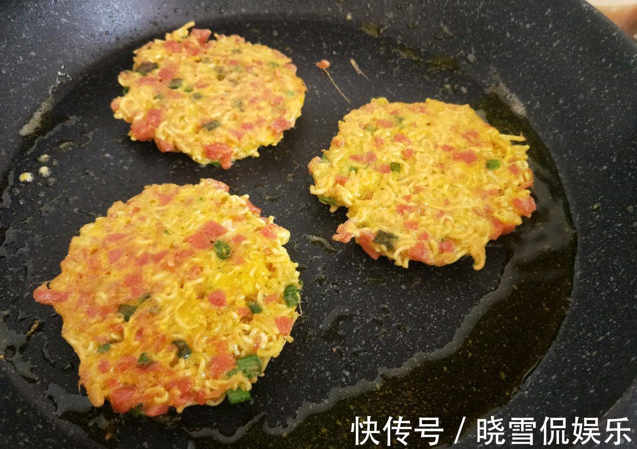 黑暗料理|网红泡面小圆饼,早餐美食,简单易学
