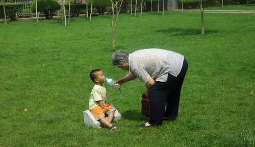 典范|孙儿摔倒在地赖皮不起,奶奶神操作,网友:这才是隔辈育儿典范
