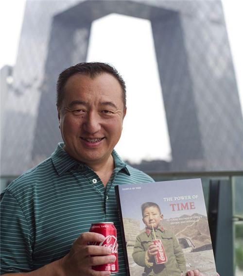  他因一张站长城喝可乐的照片火遍世界，41年过去，如今近况如何？
