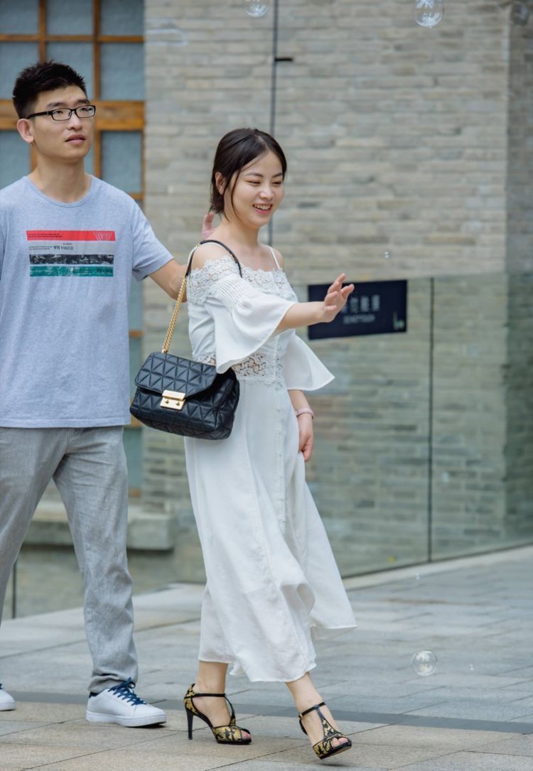 街拍:漂亮的裙装小姐姐,穿出了小仙女的气质,笑起来好美