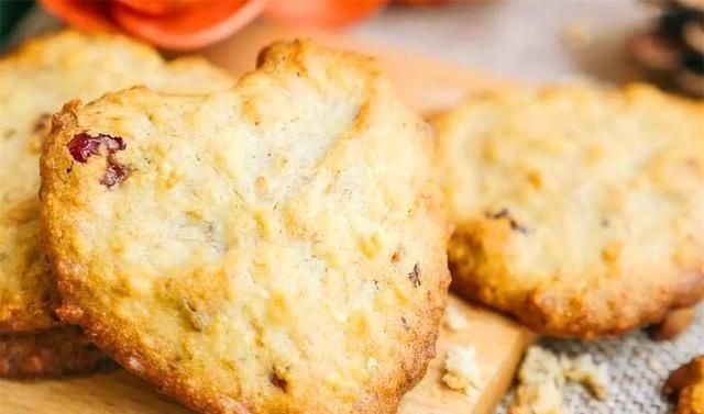 麦片不仅能冲泡,放入两个鸡蛋做成饼,早餐吃它健康又美味