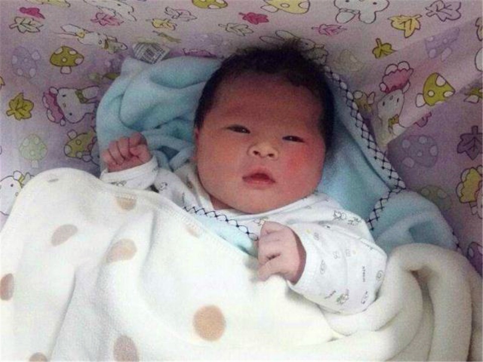 新生|新生儿出生后,死死抓住医生手术服不撒手,看到照片网友萌翻