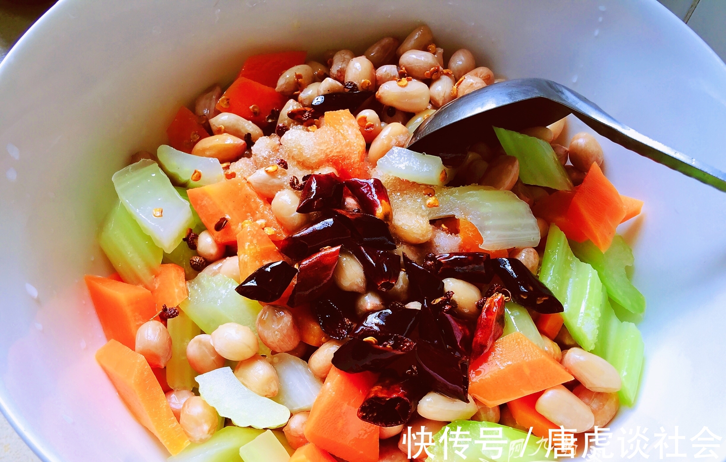 水煮花生|水煮花生米都放什么调料?30年大厨:别只会加盐,这样做才好吃