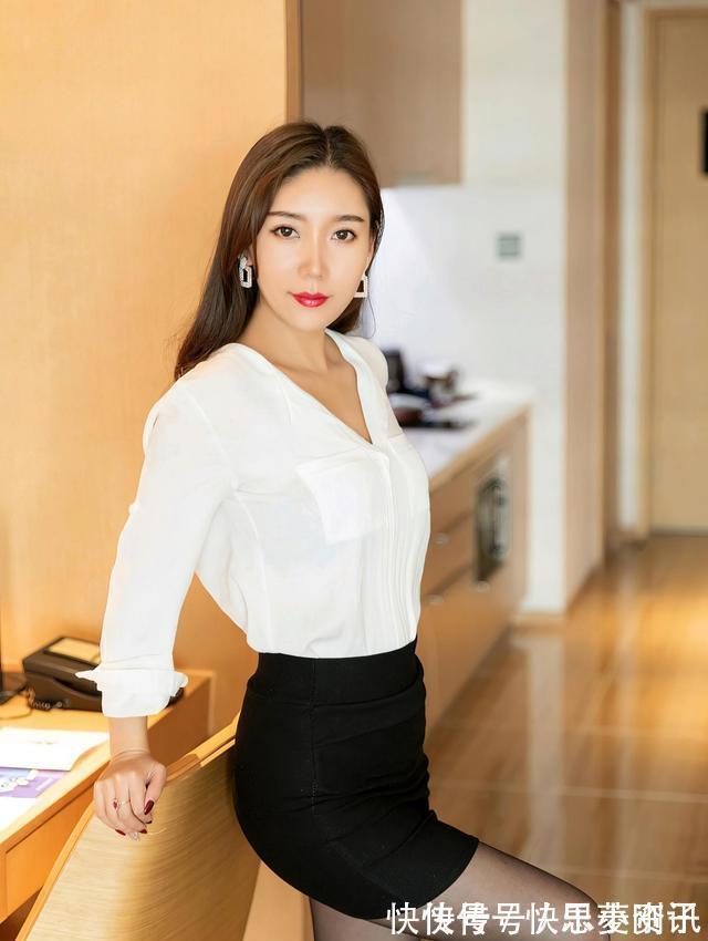 性感 黑色蕾丝拼接连衣裙性感迷人,搭配一双黑色的高跟鞋更是优雅动人