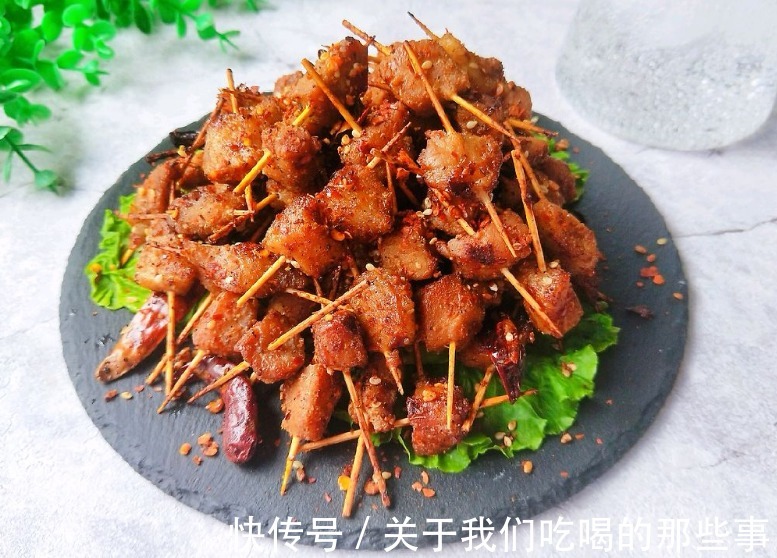 可口|鸡胸肉只会炸鸡排?学会这个做法,酥香可口,比烧烤好吃,真解馋