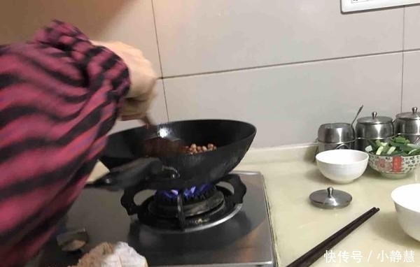 炸花生米，直接下锅炸就错了，少了这一步，花生米不酥脆，还返潮