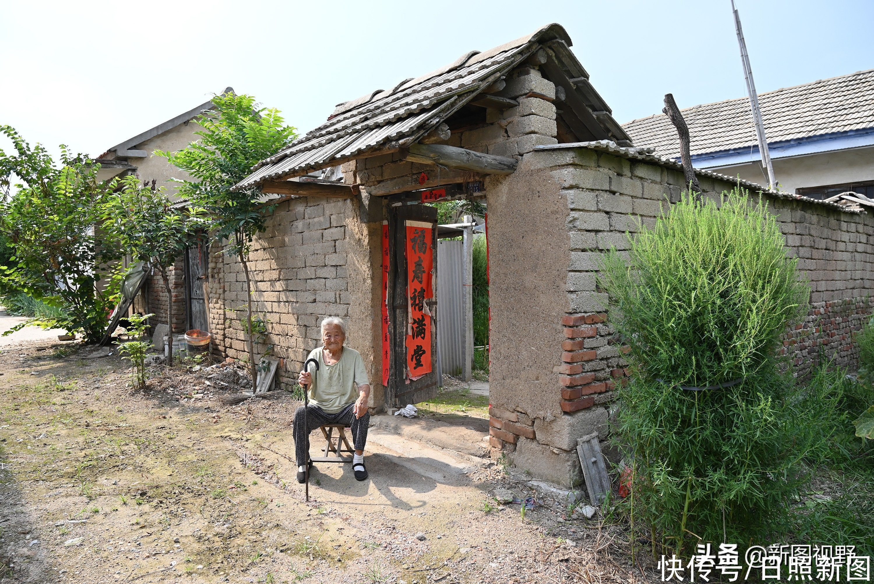 奶奶|100岁老人，每天都吃鸡蛋和大蒜，最爱逛街遛弯，长寿经验很简单