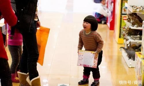 小皇帝|因不给买玩具，男孩在商场躺地上撒泼，“狠心”爸爸在旁一招制服