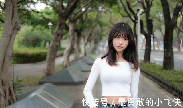 平底鞋 白色针织衫搭配牛仔裤+平底鞋,整体的风格简约又休闲,清爽舒适