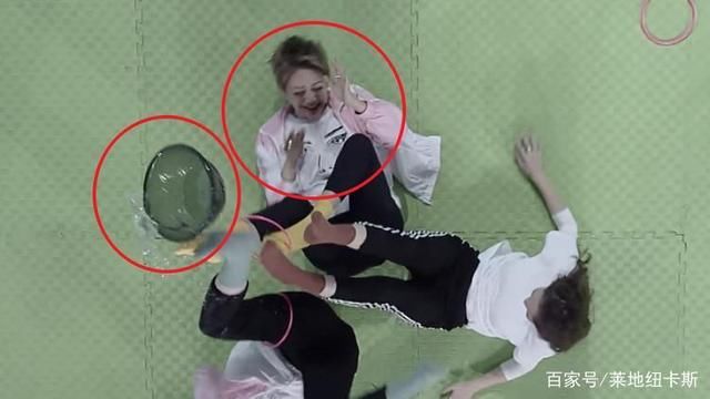 宁静在节目上，被水盆砸下来时，孟佳下意识的反应暖心又好笑